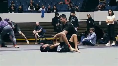 Il Casse Le Bras De Son Adversaire En Plein Combat De Jiu Jitsu