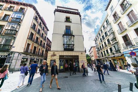 Join the #1 alternative Madrid culture tour guided by local specialists