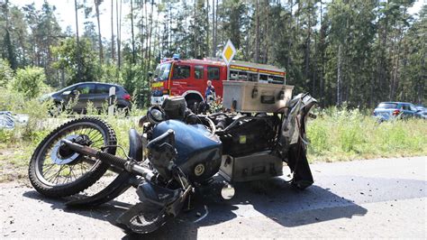 Unfall bei Nürnberg Motorrad Fahrer übersieht stehendes Auto ein