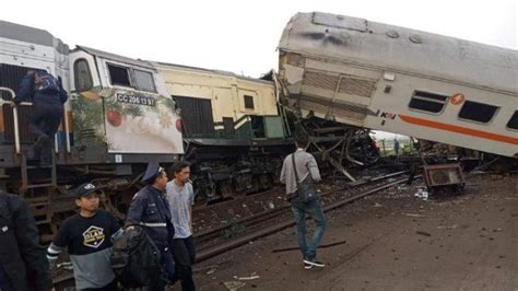 BREAKING NEWS Kecelakaan Kereta Api Turangga Vs KA Baraya Di