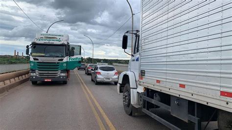 Caminh O Tem Problema Mec Nico E Bloqueia Tr Nsito Na Ponte Da Tabuleta