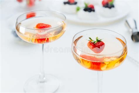 Bebidas Cocktail Morango Fresco E Bolos De Merengue Pavlova