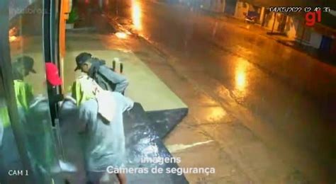 Câmeras Registraram Ação De Criminosos Em Loja De Roupas No Bairro