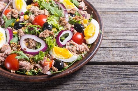 Premium Photo Tuna Salad With Tomatoes Olives Eggs And Onion