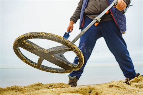 Homem Detector De Metais Na Praia Do Mar Imagem De Stock Imagem