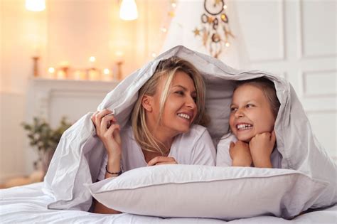 Scène De Famille Heureuse Mère Et Fille Dans Un Lit Photo Gratuite