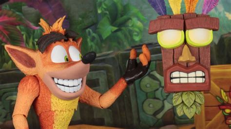 Neca Ultra Deluxe Crash Bandicoot With Aku Aku Mask The Toyark News