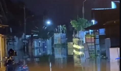 Kali Bekasi Meluap Permukiman Di Teluk Pucung Tergenang Banjir