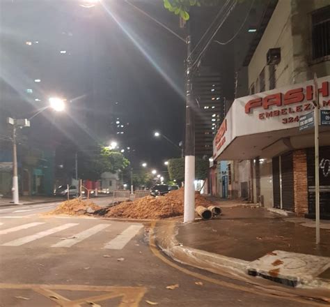 Água jorra de cratera aberta no meio da rua em Belém e abastecimento é