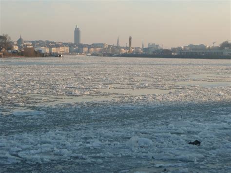 La Loire à Nantes charriant des glaçons Hiver 2O12 au fond la ville