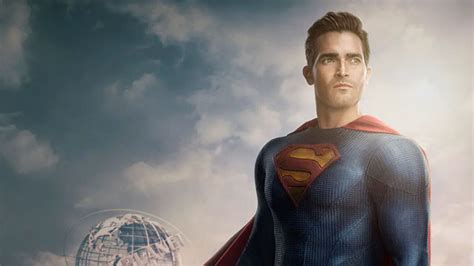 Superman And Lois Debuts Tyler Hoechlin S New Costume