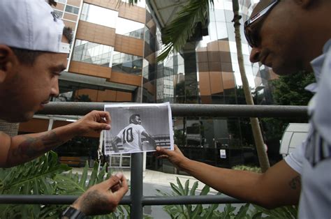 Torcedores Do Santos Se Re Nem Em Frente A Hospital Para Rezar Por Pel