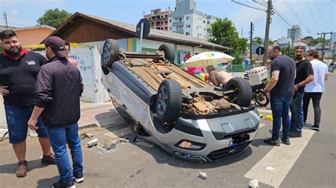 V Deo Mulher Fica Ferida Ap S Colis O Seguida De Capotamento Em