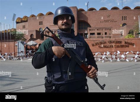 Lahore Pakistan 28th Feb 2017 Pakistani Soldiers Stand Alert