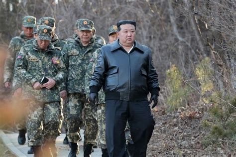 포착 “총은 이렇게 쏘라우”북한 김정은 직접 총 들고 전쟁 준비 명령