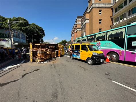 快訊更新事發影片／新北新店大貨車急煞翻覆佔兩線車道 警交通管制疏導車潮