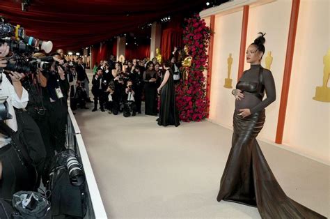 Oscars Rihanna Shows Off Growing Baby Bump