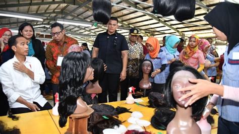 Saat Jokowi Melihat Pembuatan Bulu Mata Palsu Dan Wig Di Purbalingga