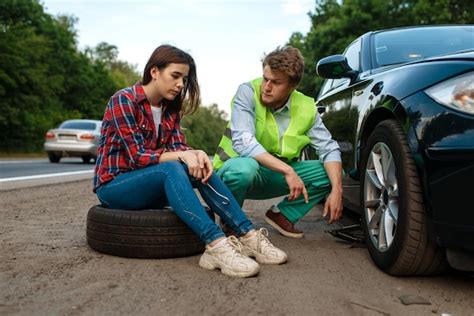 Casal Jovem Reparar Pneu Furado Avaria Do Carro Autom Vel Quebrado Ou