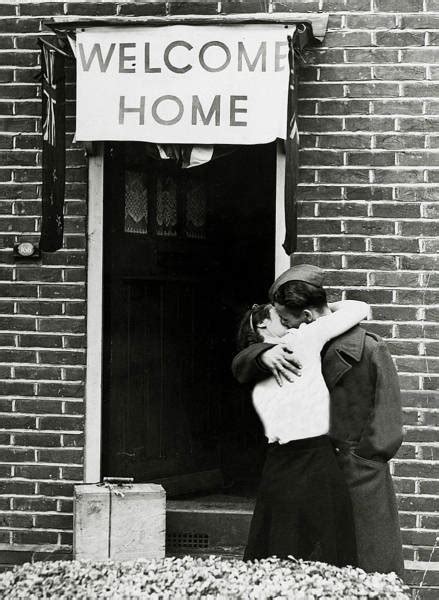 Vintage Black And White Photos About Love During Wartime (60 pics ...