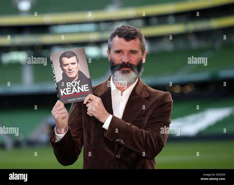 Lanzamiento del libro de roy keane fotografías e imágenes de alta