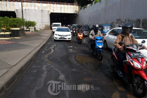 Jalan Basuki Rahmat Rusak Dan Berlubang Foto Tribunnews