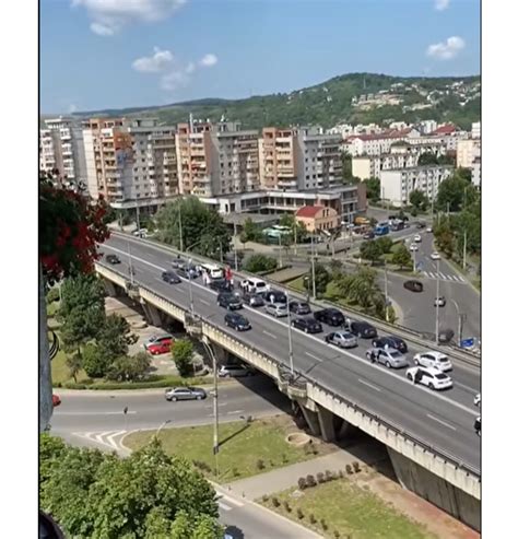 VIDEO Trafic BLOCAT de o NUNTĂ pe Podul Calvaria Mirii stau cu