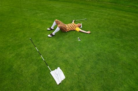 Homem Jogando Golfe Ao Ar Livre No Campo Foto Gr Tis