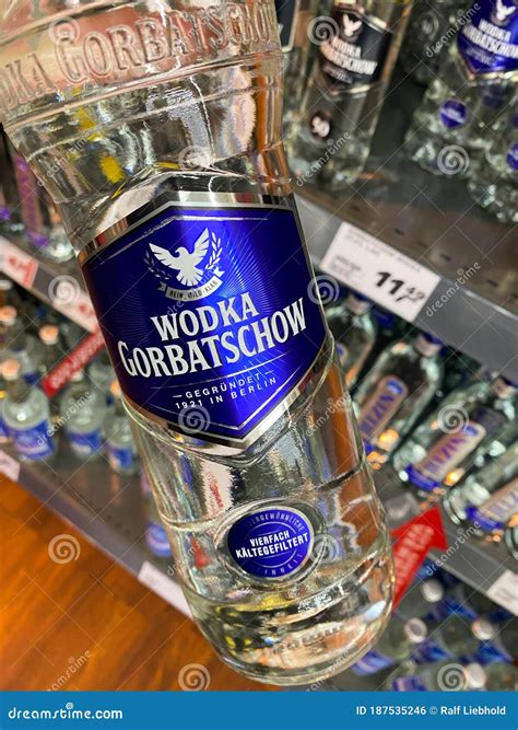 Vista Sobre Botellas De Wodka Gorbatschow Aisladas Sujetar A Mano