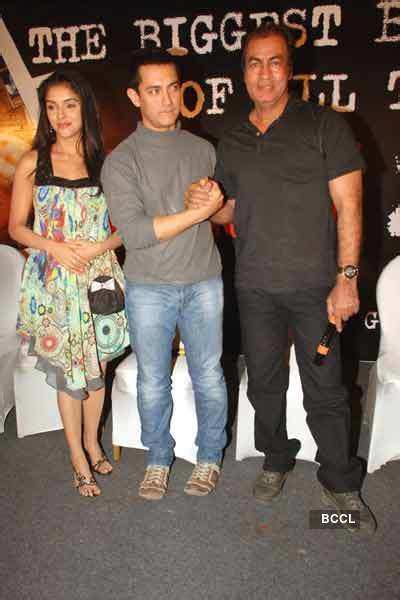 Pradeep Rawat with wife and son at the success bash of the movie ...