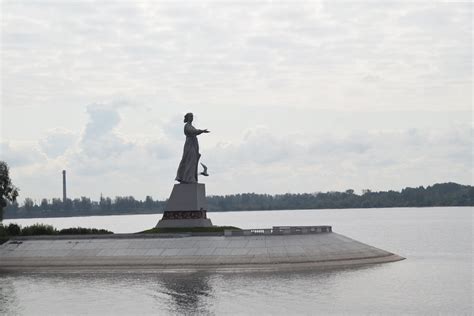 Russia St Petersburg To Moscow Statue Of Mother Volga Flickr