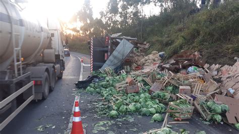 Caminh O Tomba E Deixa Motorista Gravemente Ferido Carga Foi Saqueada