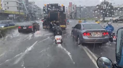 轟隆隆！雷雨狂炸高雄 「14個行政區」清晨雨量破百 高屏離島 地方 聯合新聞網