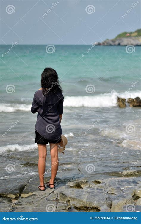 Femme Seule Sur La Plage Photo Stock Image Du Introspectif