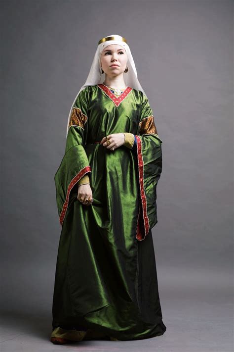 Early medieval women | Medieval women dress, Medieval fashion, Medieval ...