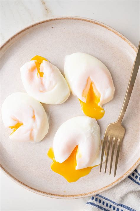 How To Make Poached Eggs - Everyday Delicious