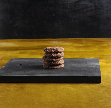 Galletas Con Trocitos De Chocolate Sobre Fondo Negro Foto Premium