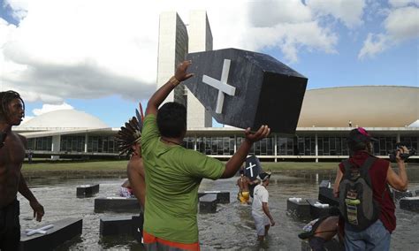 Índios Entram Em Confronto Com Pm Em Manifestação Em Brasília Jornal