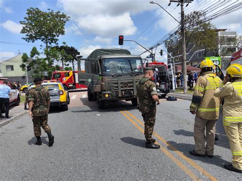 Três pessoas ficam feridas após caminhão do Exército furar sinal