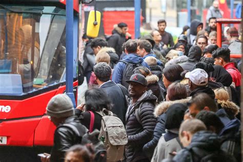 英国铁路工会发起大罢工 伦敦地铁和公交车大面积停运时间影像交通