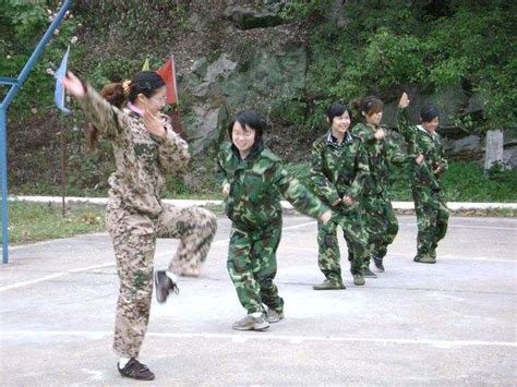 昨天這個戰士打一套拳引來好多關注！長拳很受歡迎！女兵也愛打！ 每日頭條