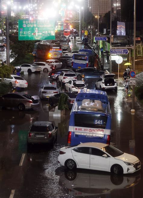 首尔首都圈80年来罕见暴雨 洪水吞车 地铁站现“大瀑布”7死6失踪 国际 即时国际