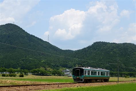 鉄道定番紀行 加古川線の夏の里山風景の中を行く125系ローカル電車（谷川～久下村）