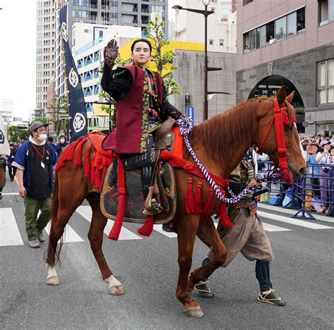 松本潤「浜松まつり、盛り上げようぞ！いざ、進めぇ～！」騎馬武者行列2・2万人松潤フィーバー ドラマ写真ニュース 日刊スポーツ