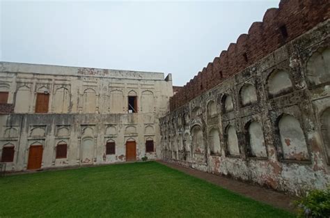 Akhnoor Fort- It is a very attarctive historical place.