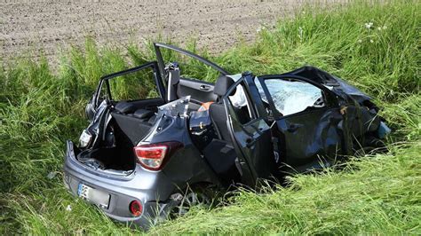 Auto Berschl Gt Sich Mehrfach Auf Der A Fahrerin Bei Unfall Schwer