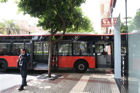 Un autobús invade la acera y se empotra contra un edificio de Zaragoza