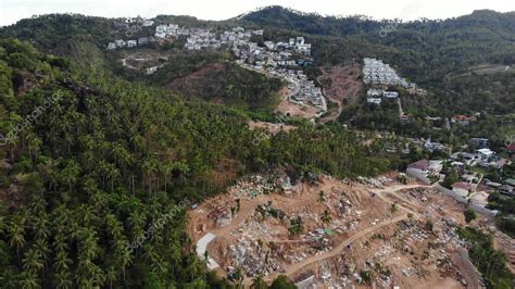 Terreno Tropical Cubierto De Bosques En Peligro Y Villas De Lujo Vista