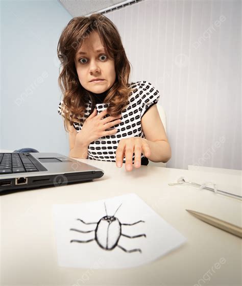 Fondo Mujer Asustada Con Cucaracha De Papel Buscando Fobia Broma Foto E