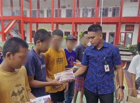 Penuhi Hak Anak Binaan LPKA Kelas I Palembang Bagikan Perlengkapan